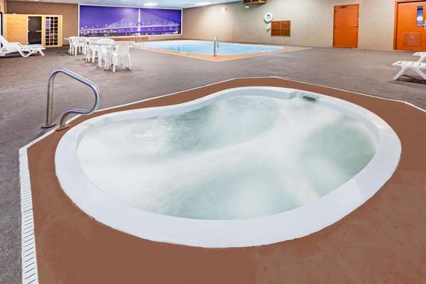 Pool - Baymont Inn & Suites Perrysburg - I-75, Exit 193