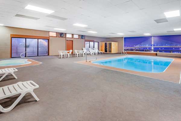 Pool - Baymont Inn & Suites Perrysburg - I-75, Exit 193