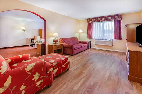 Suite - Baymont Inn & Suites Perrysburg - I-75, Exit 193