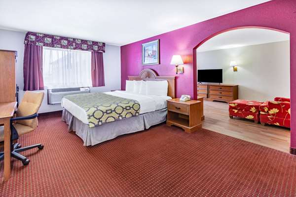 Suite - Baymont Inn & Suites Perrysburg - I-75, Exit 193