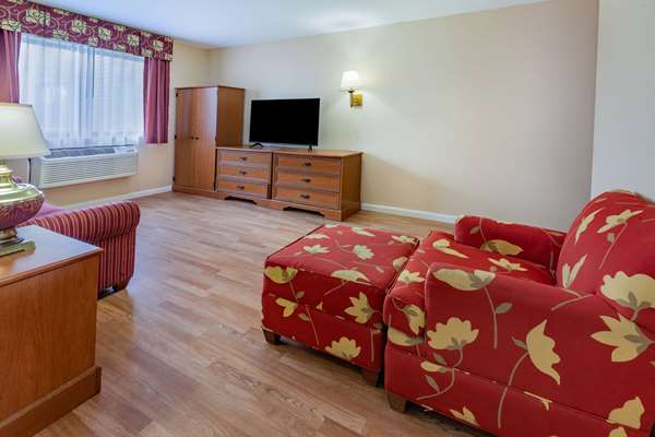 Suite - Baymont Inn & Suites Perrysburg - I-75, Exit 193