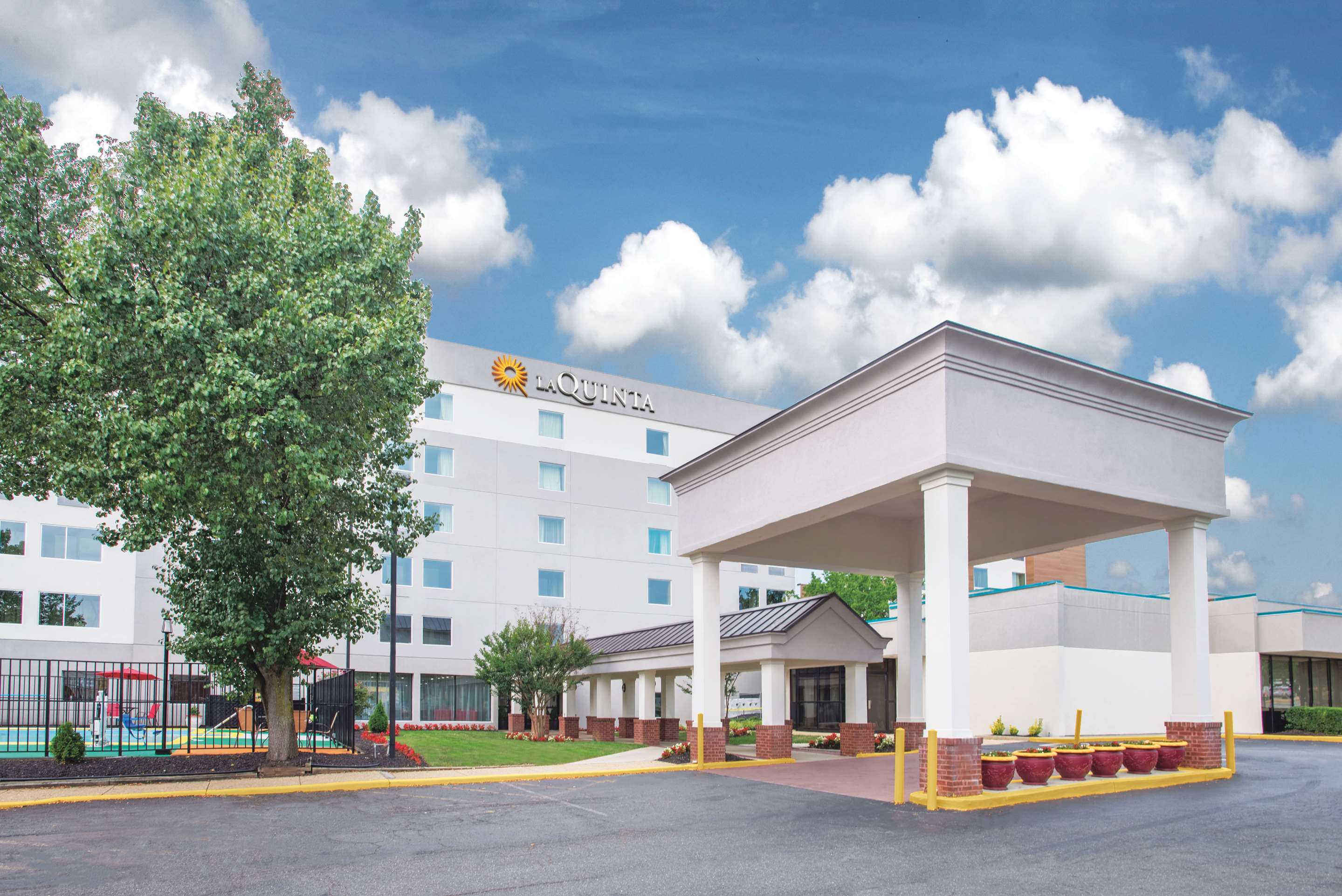 Exterior | La Quinta Inn & Suites by Wyndham DC Metro Capital Beltway