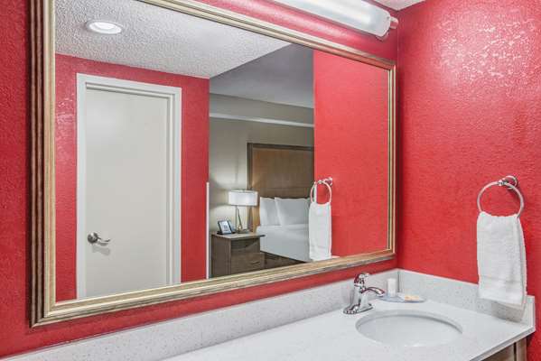  - La Quinta Inn & Suites Capitol Heights - I-95 & I-495, Exit 15