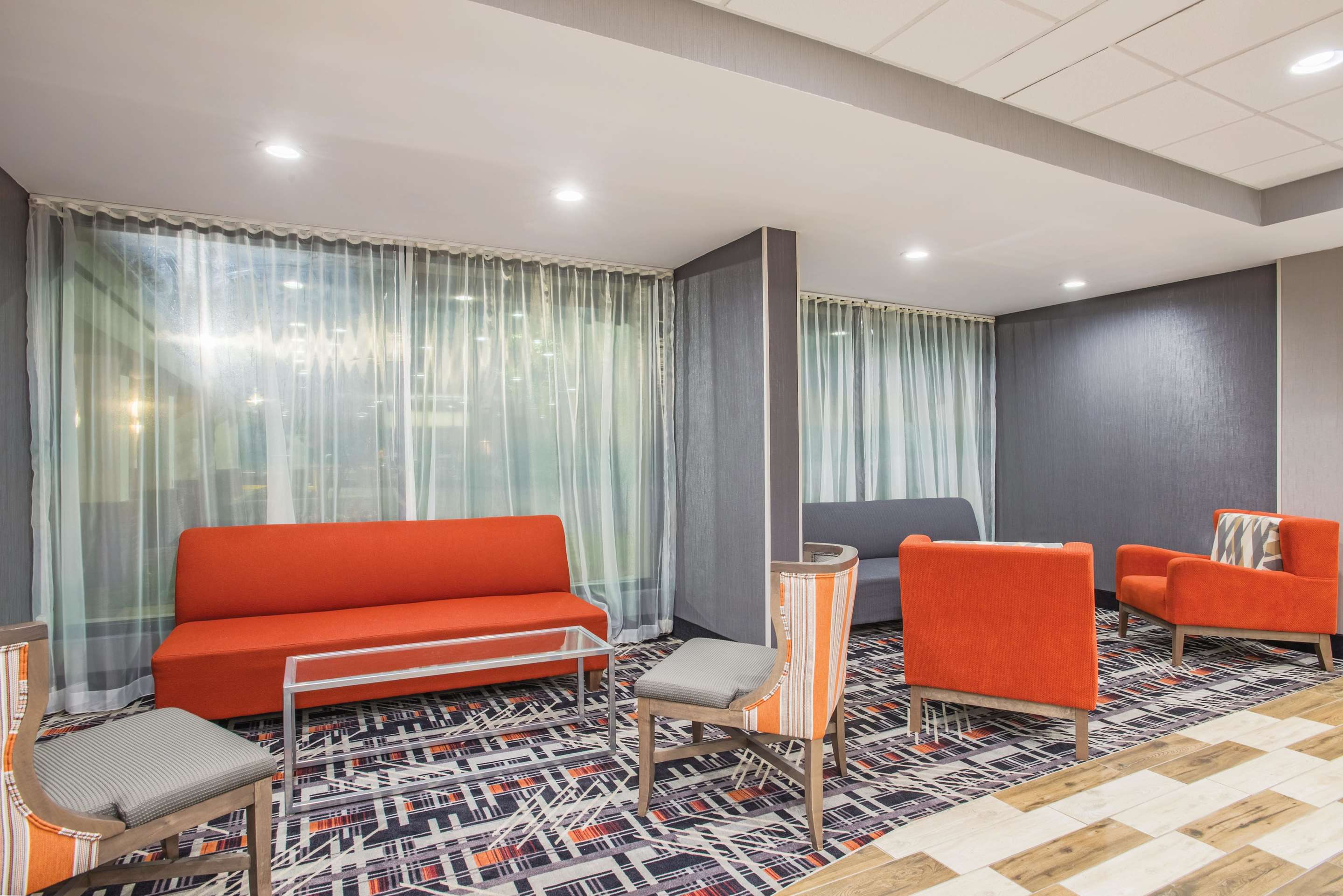 Lobby | La Quinta Inn & Suites by Wyndham DC Metro Capital Beltway