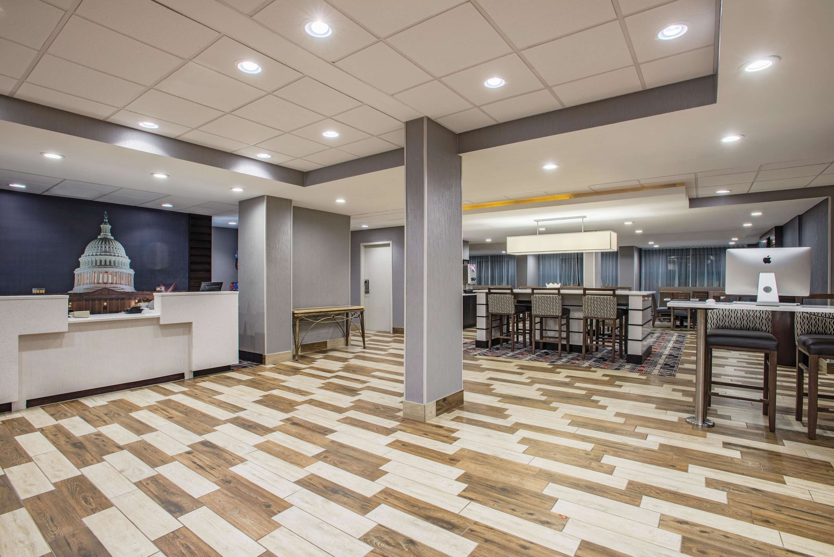 Lobby | La Quinta Inn & Suites by Wyndham DC Metro Capital Beltway