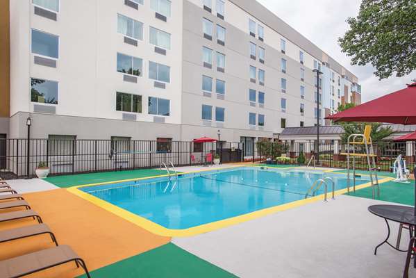 Pool - La Quinta Inn & Suites Capitol Heights - I-95 & I-495, Exit 15