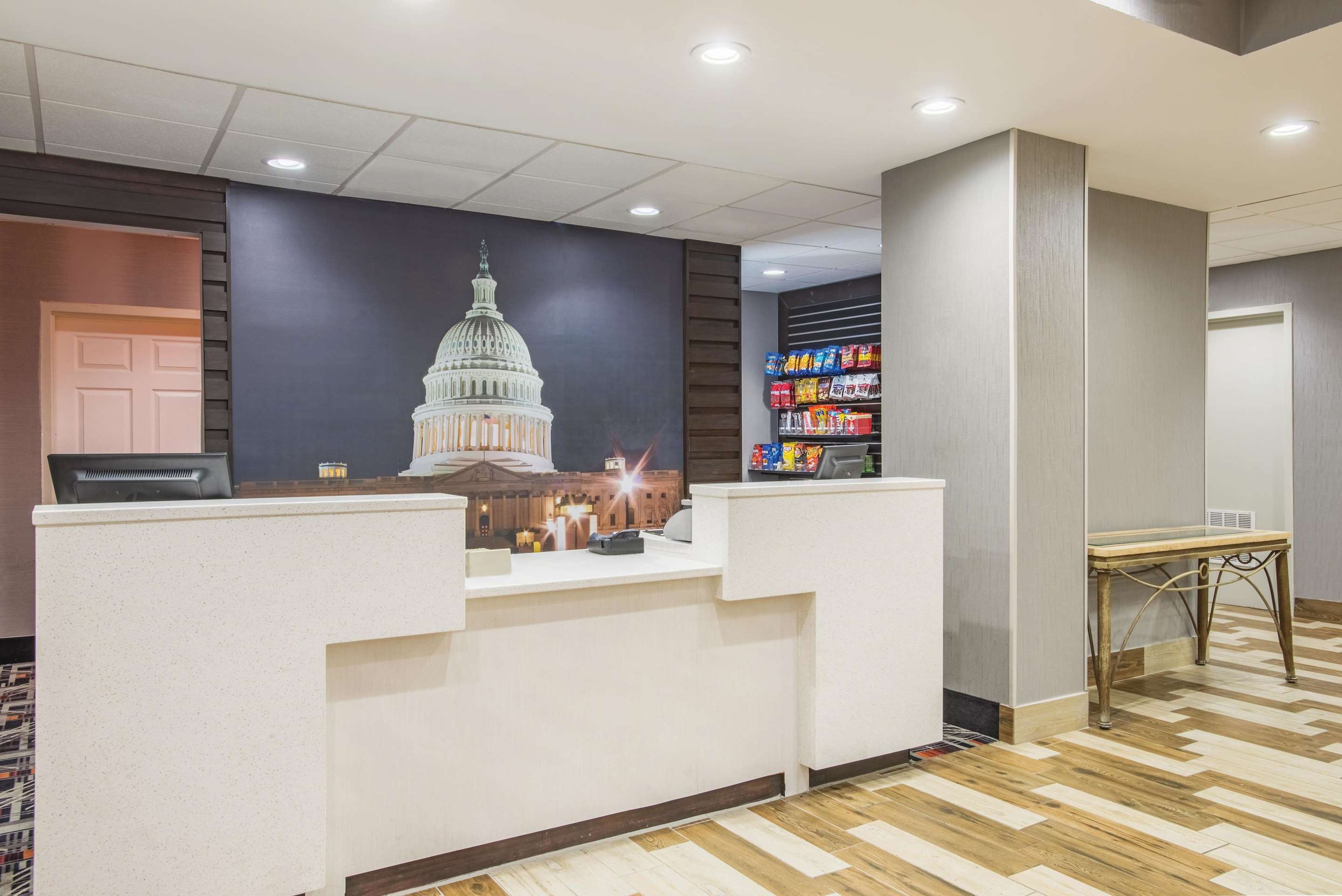 Lobby | La Quinta Inn & Suites by Wyndham DC Metro Capital Beltway