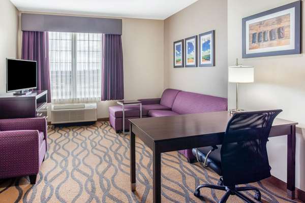 Suite - La Quinta Inn & Suites Luling - I-10, Exit 632