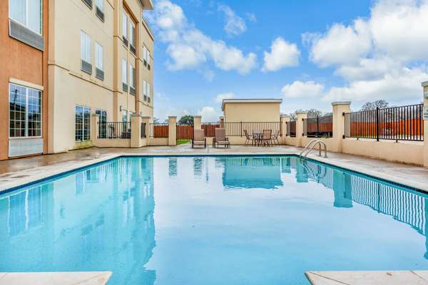 Pool - La Quinta Inn & Suites Luling - I-10, Exit 632
