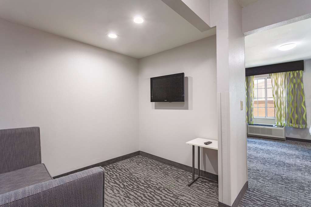 LA QUINTA INN STE NORTH I-75-guestroom-Guest Room,Suite,On-Site.jpg