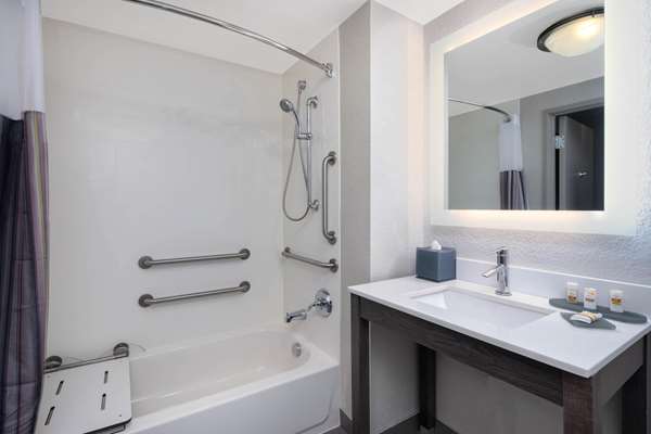  - La Quinta Inn & Suites East Point - I-85, Exit 73