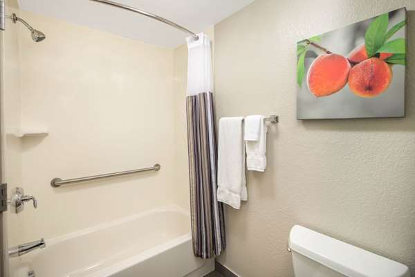  - La Quinta Inn & Suites East Point - I-85, Exit 73