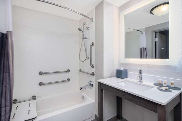  - La Quinta Inn & Suites East Point - I-85, Exit 73