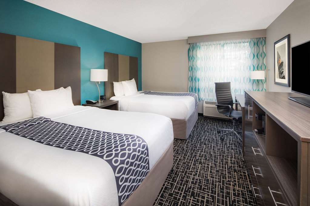 La Quinta Inn & Suites by Wyndham Atlanta Airport North - Tap to explore photos