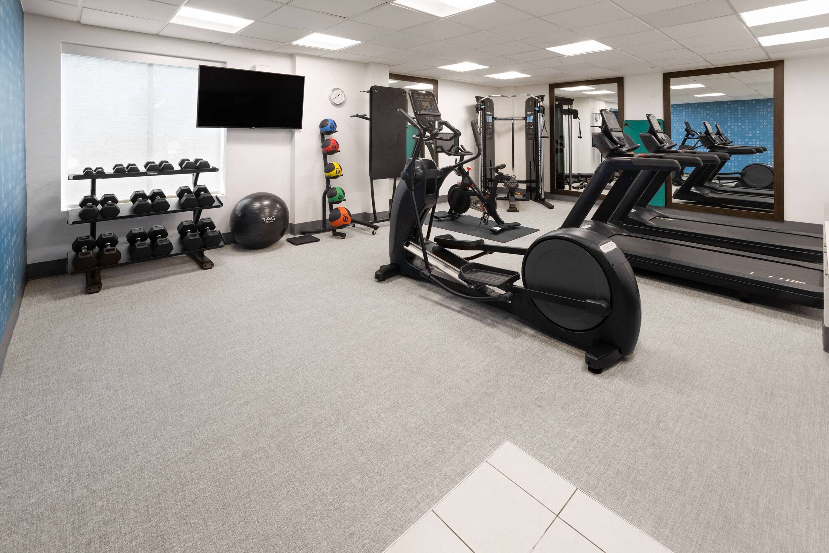 Health club fitness center gym | La Quinta by Wyndham Atlanta Airport North