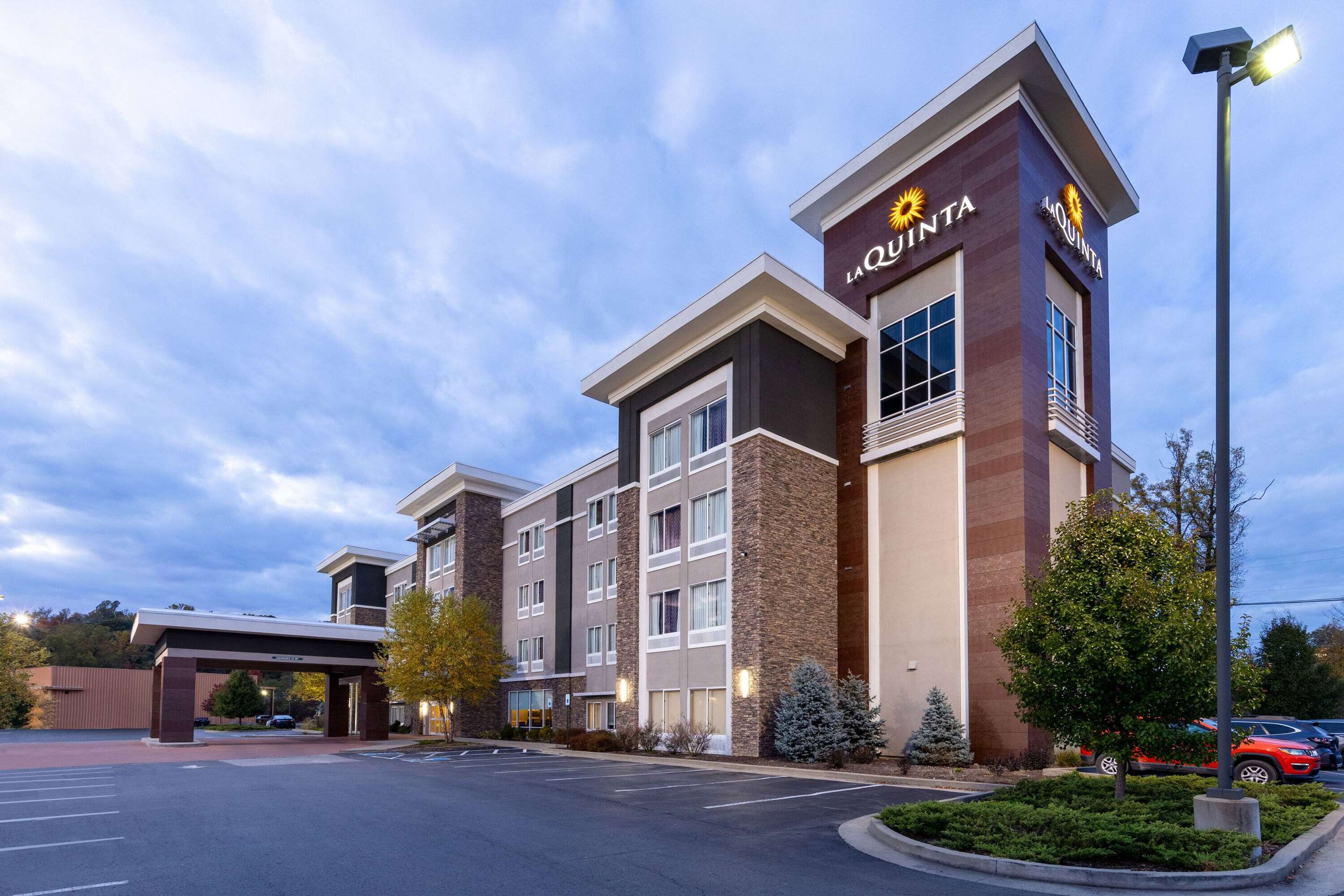 Exterior | La Quinta Inn & Suites by Wyndham Morgantown