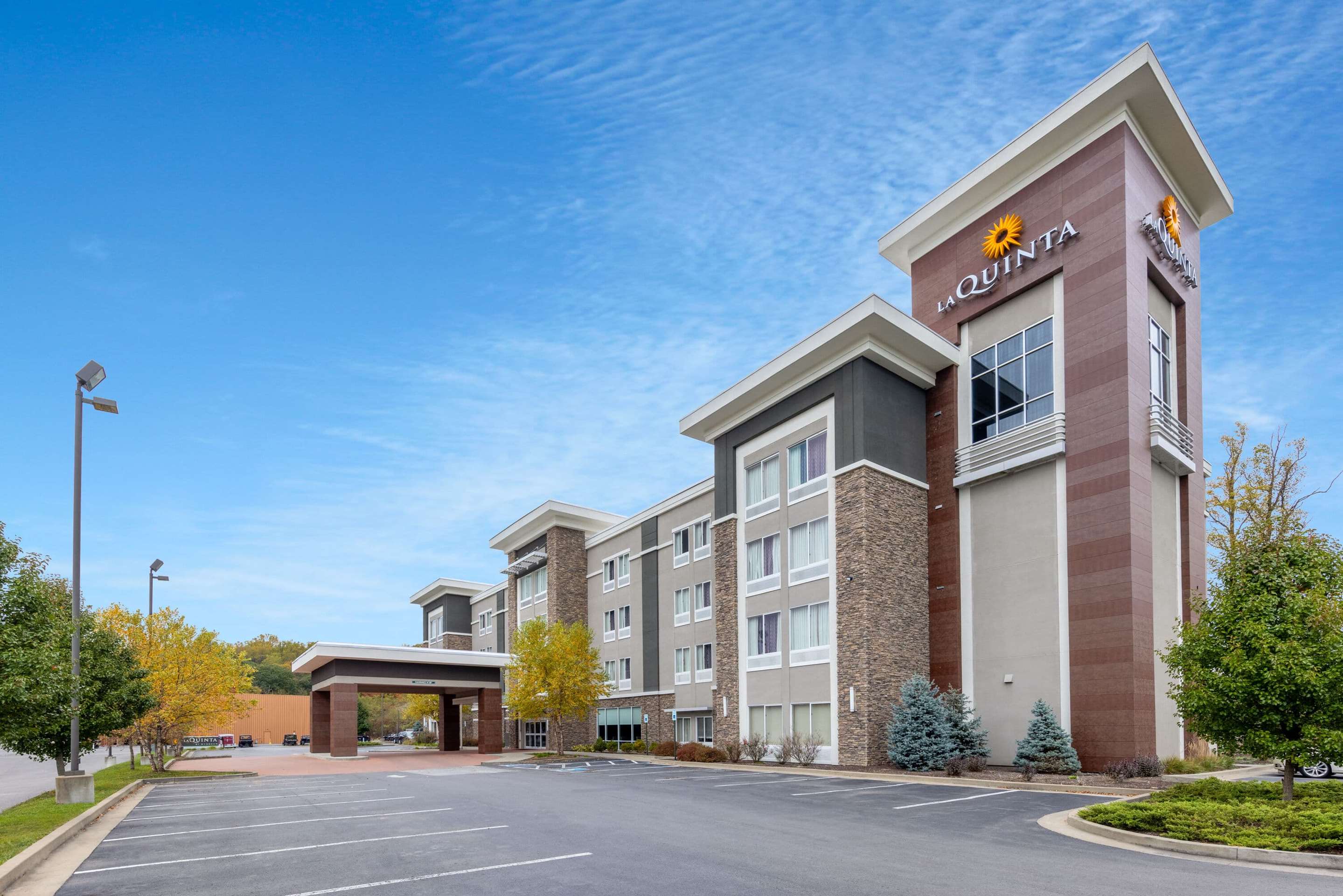 Exterior | La Quinta Inn & Suites by Wyndham Morgantown