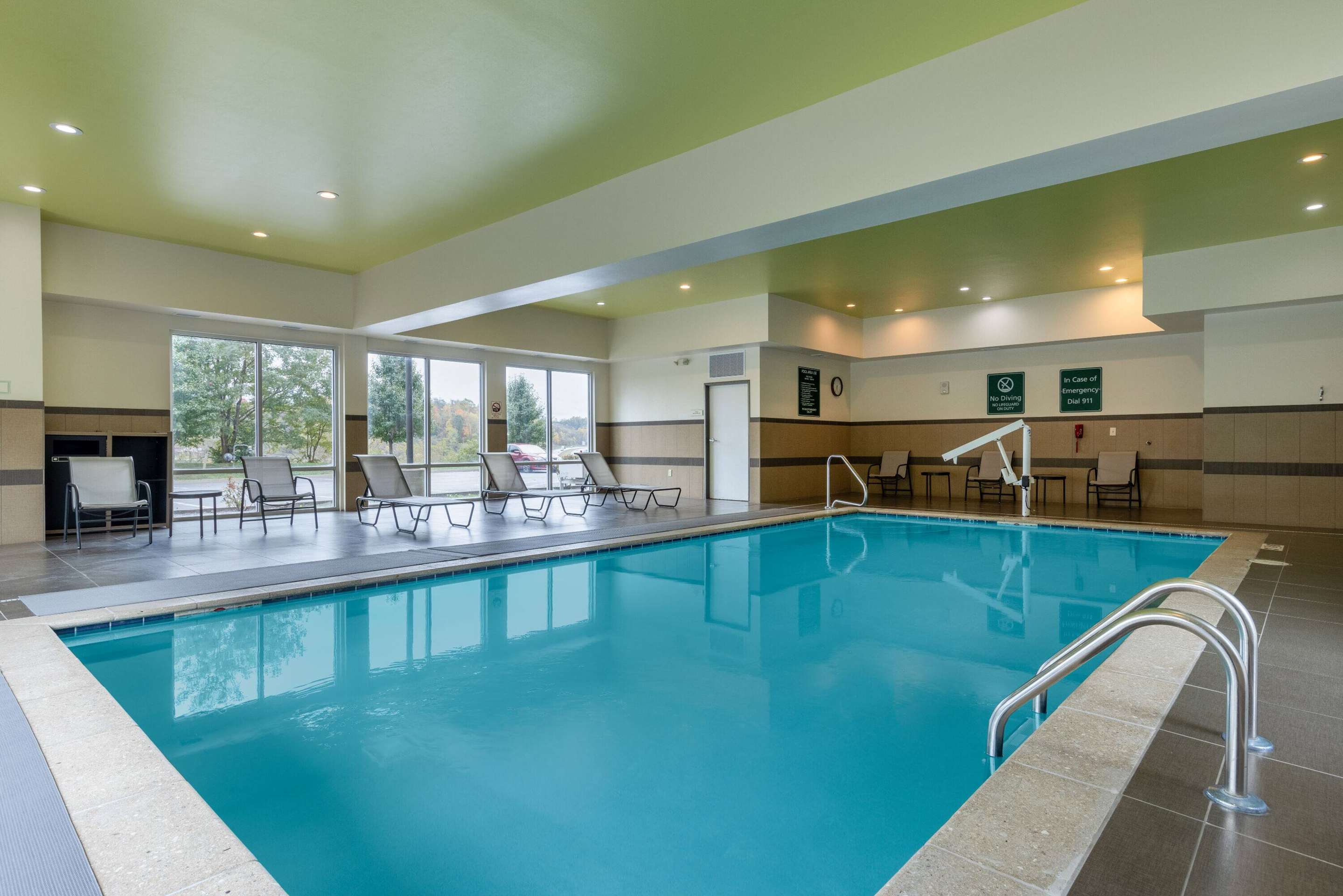 Pool | La Quinta Inn & Suites by Wyndham Morgantown