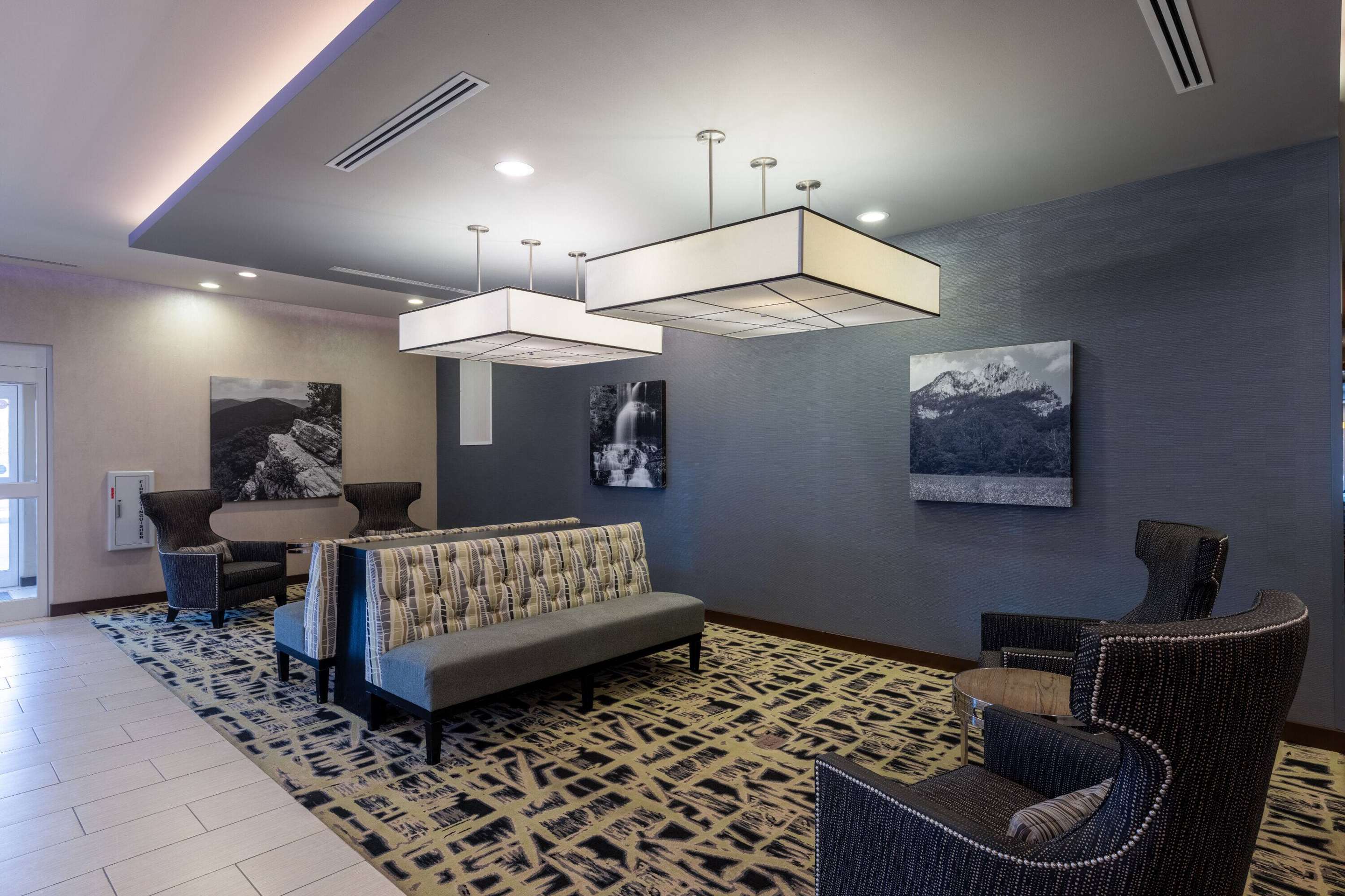 Lobby | La Quinta Inn & Suites by Wyndham Morgantown