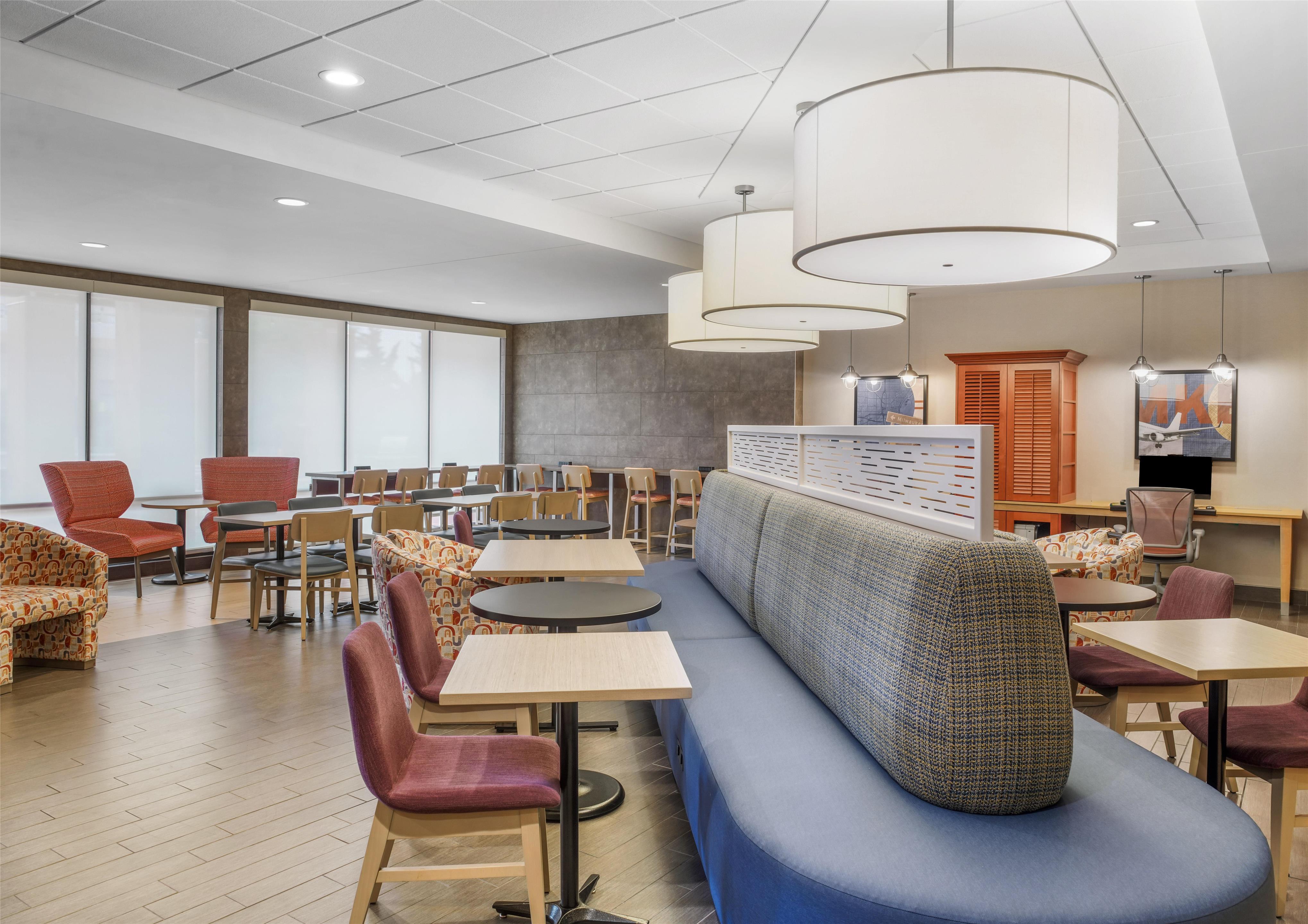 Lobby | Home2 Suites by Hilton Milwaukee Airport