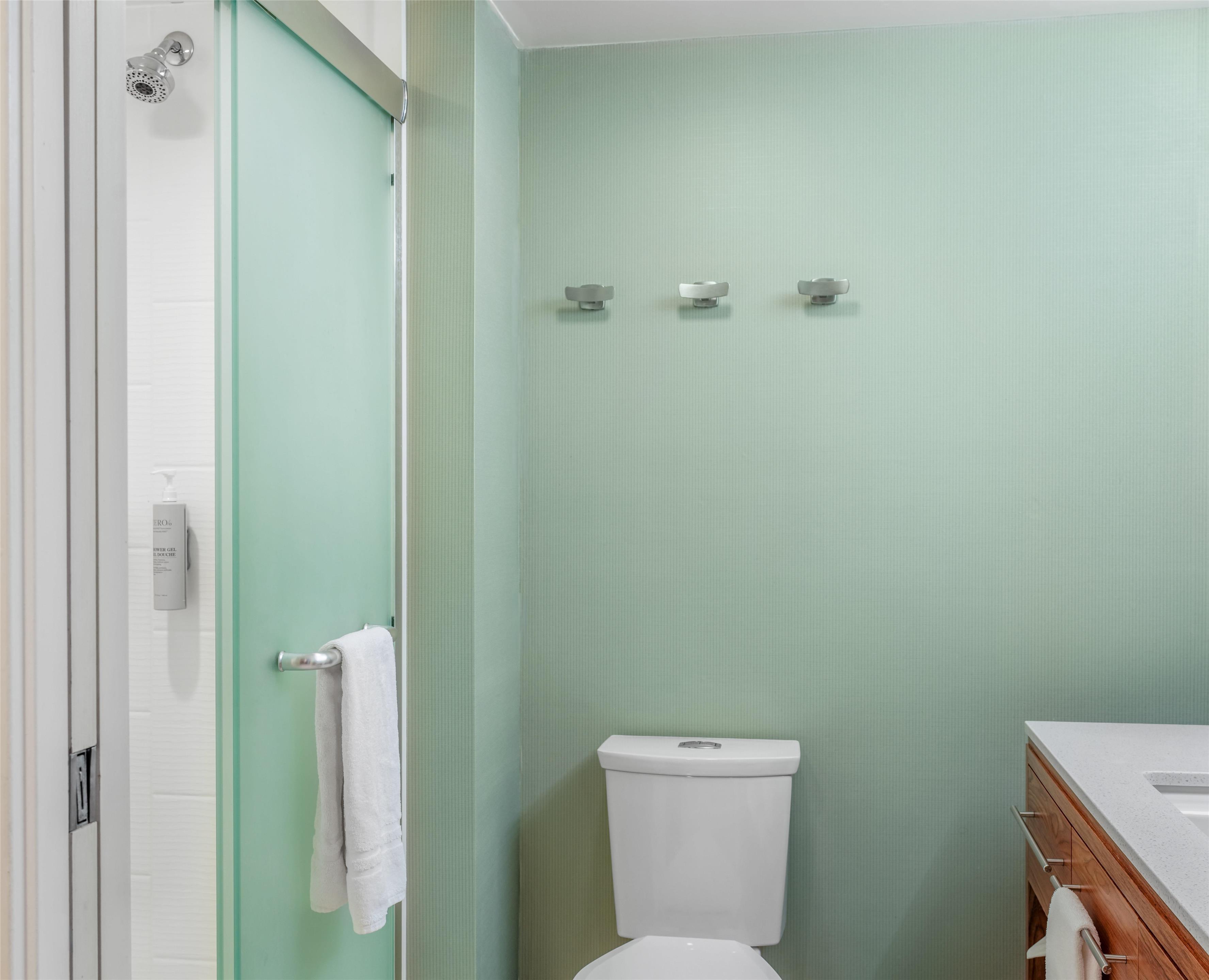Guest room bath