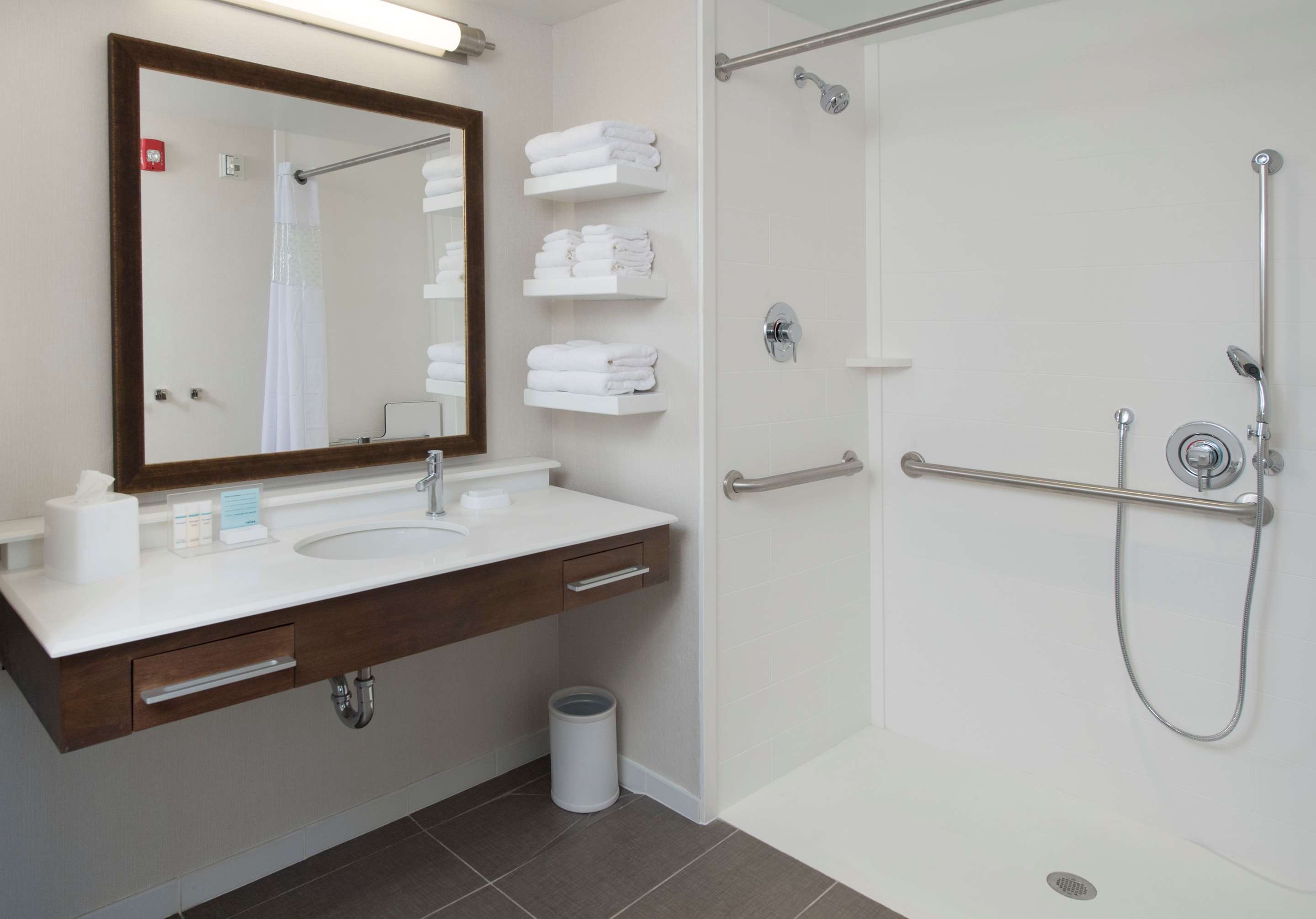 Guest room bath