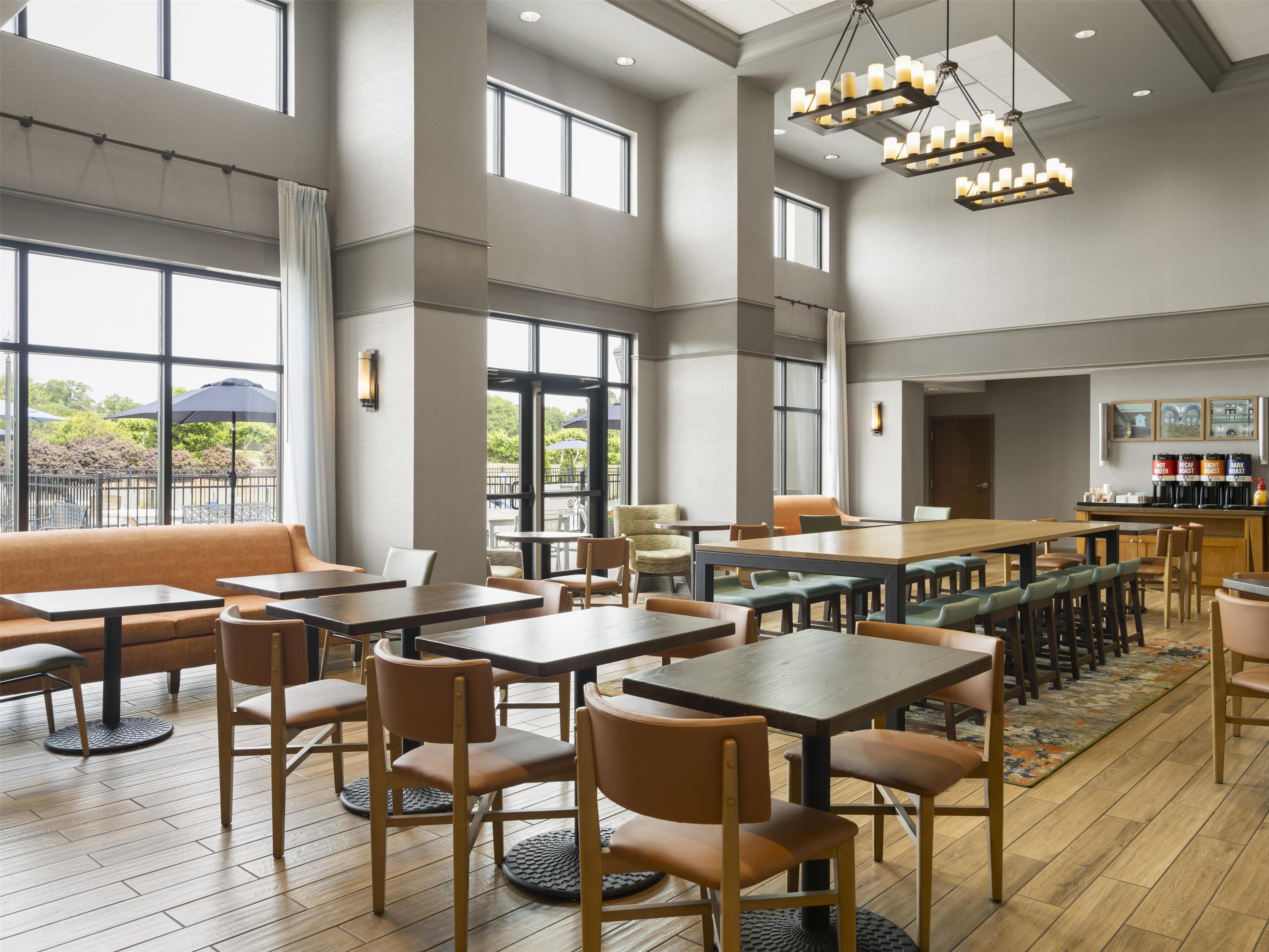 Breakfast Area | Hampton Inn & Suites Braselton