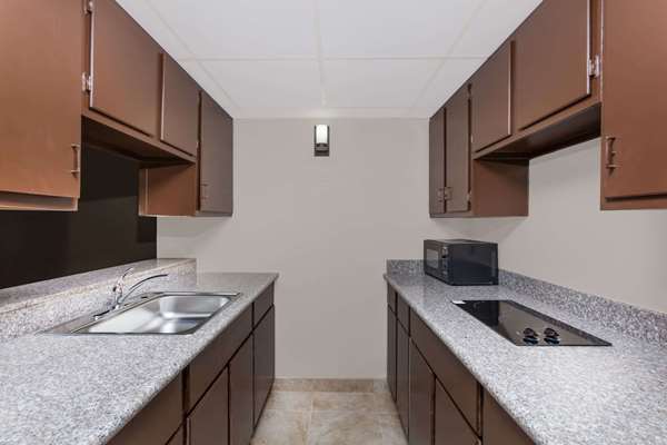 Suite - Super 8 Motel Buffalo - I-45, Exit 178