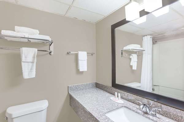  - Super 8 Motel Buffalo - I-45, Exit 178