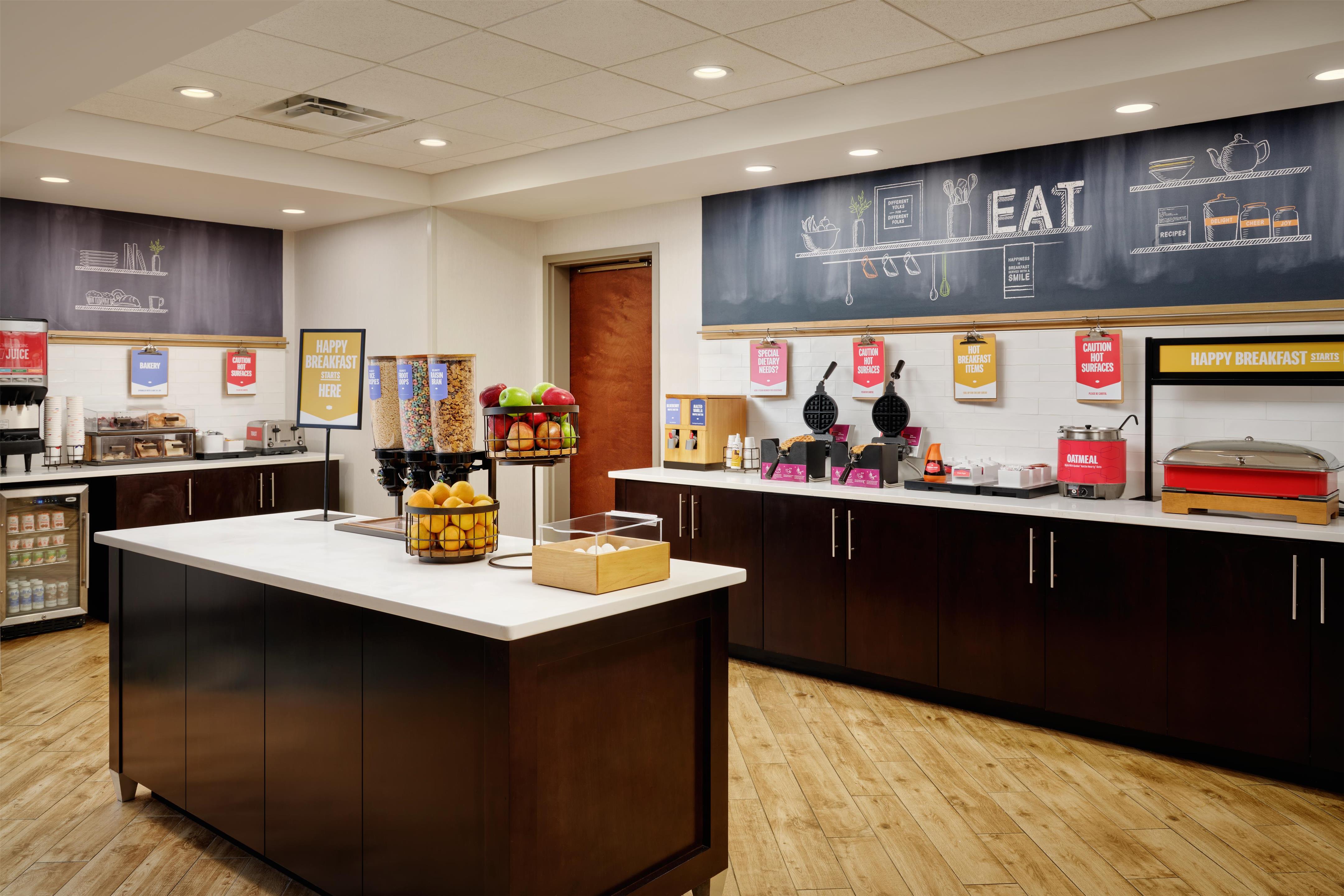 Breakfast Area | Hampton Inn Waynesboro