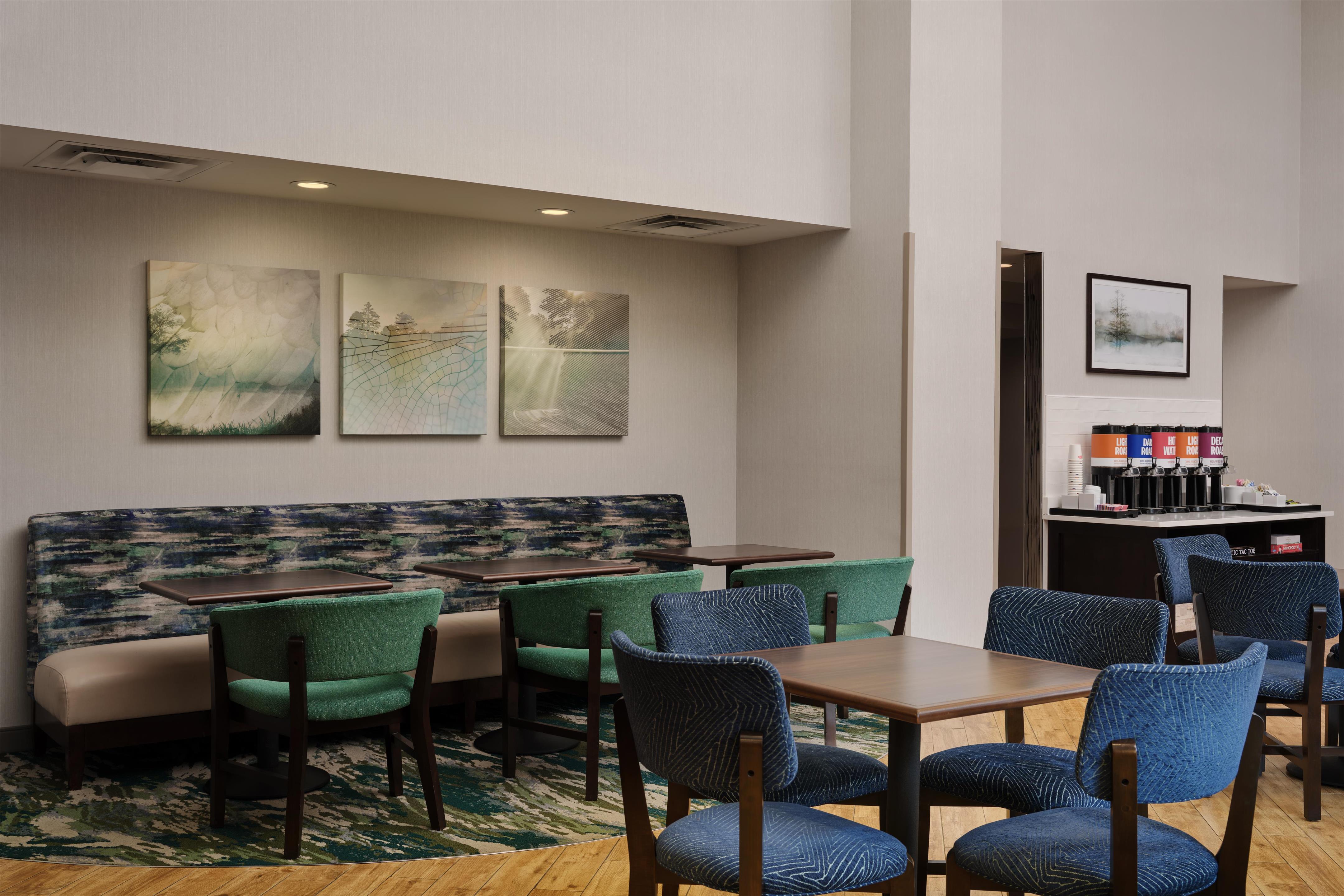 Breakfast Area | Hampton Inn Waynesboro