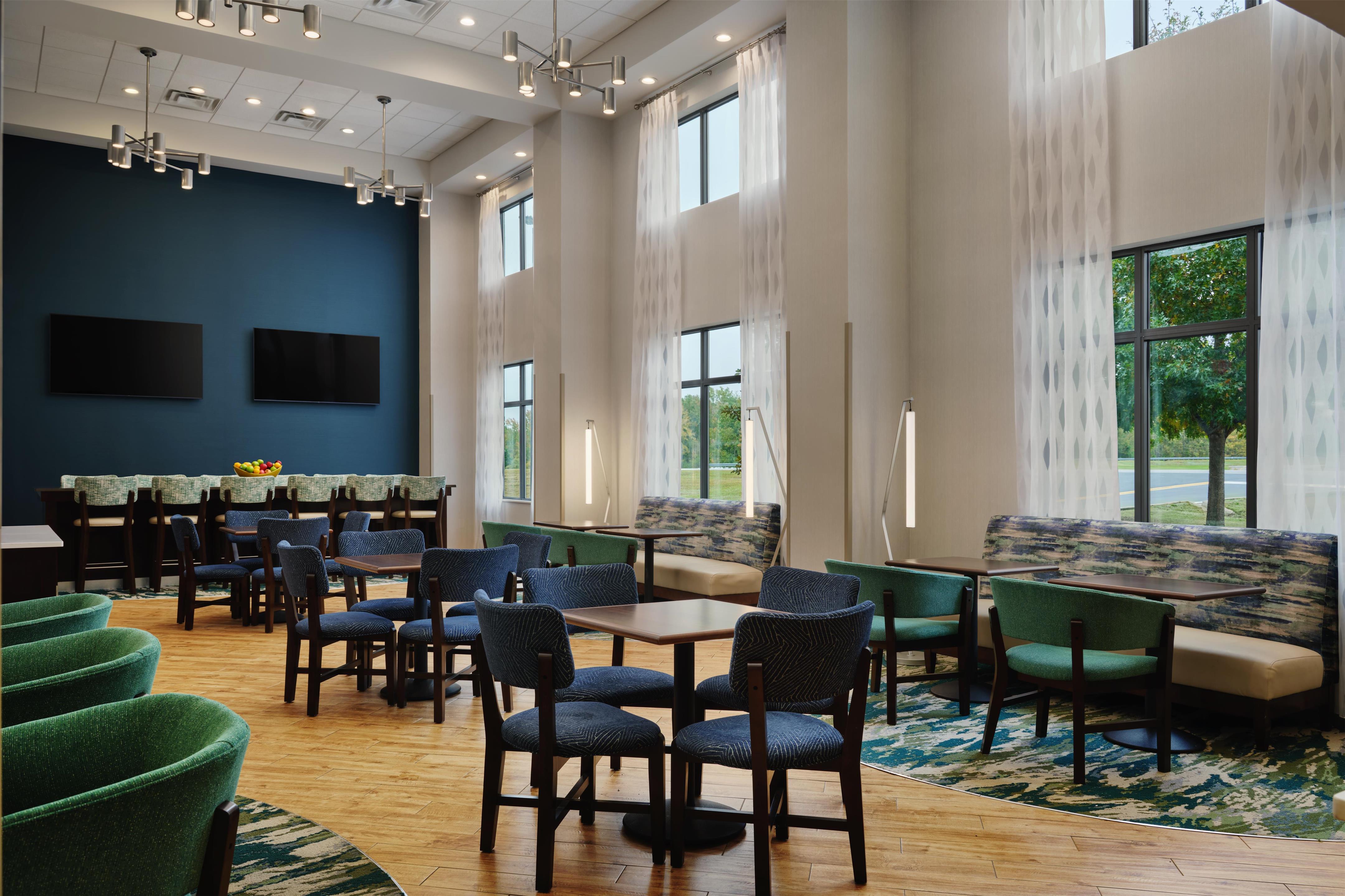 Breakfast Area | Hampton Inn Waynesboro