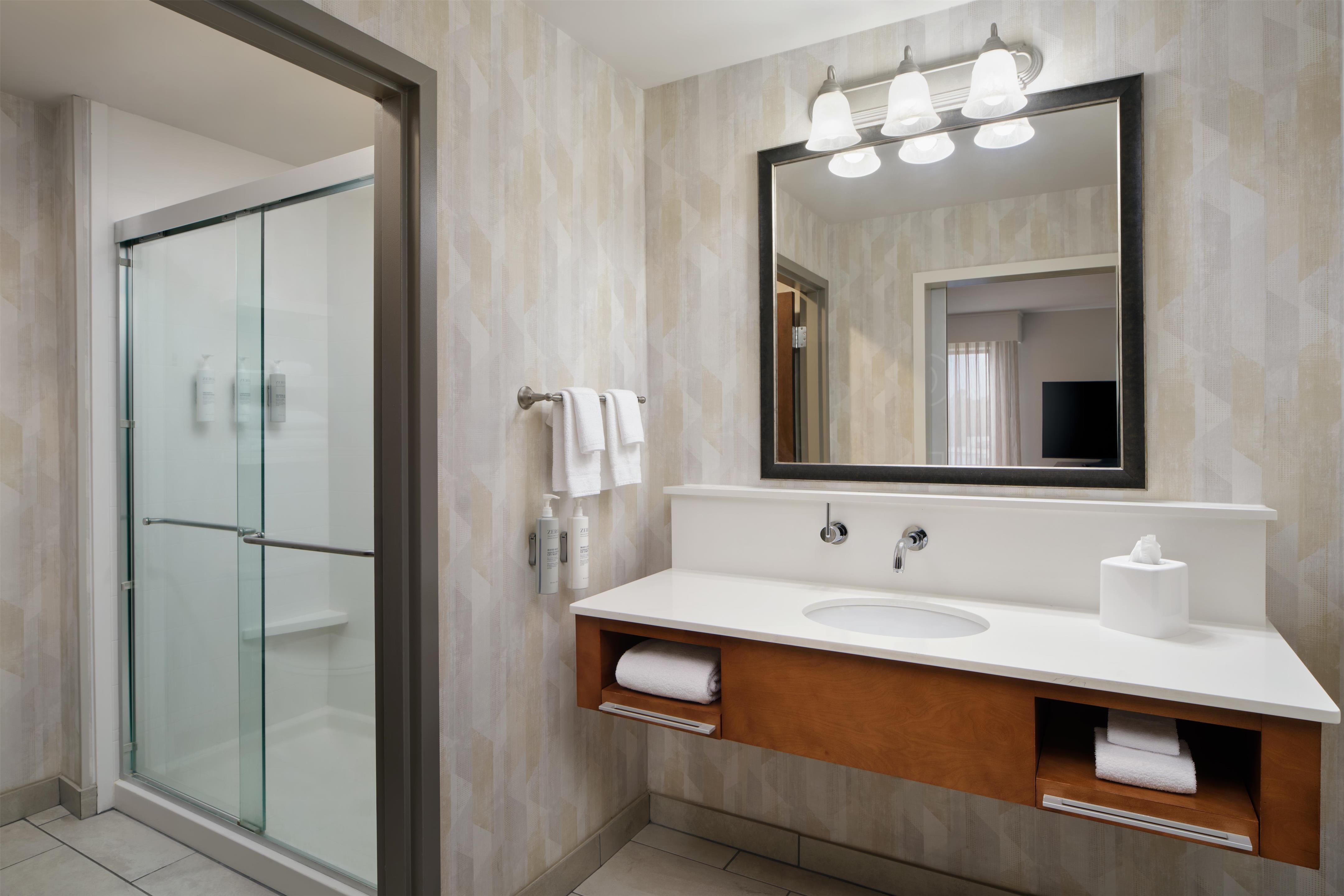 Guest room bath