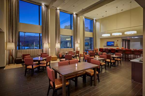 Restaurant - Hampton Inn & Suites Hood River