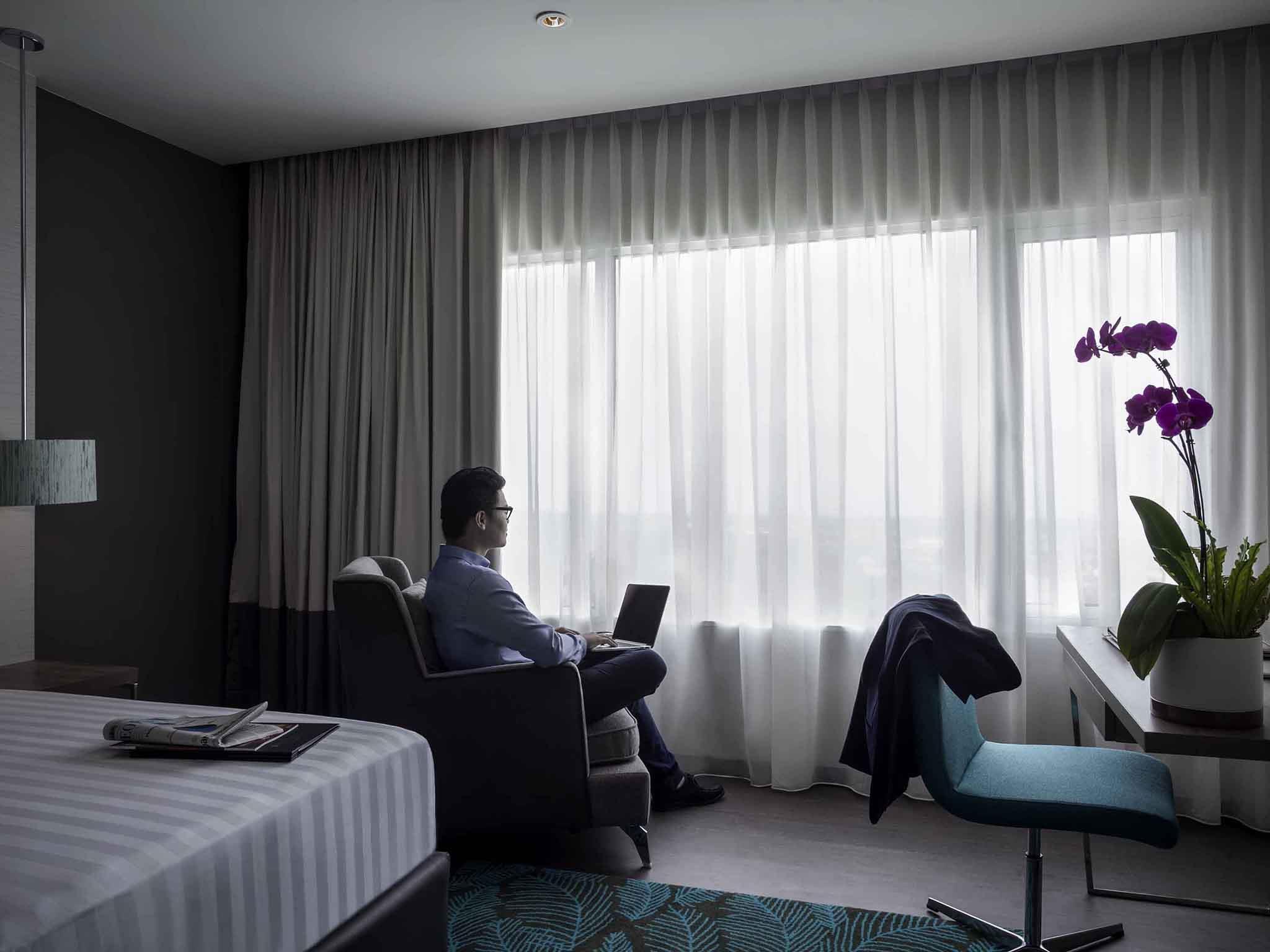 PULLMAN MIRI WATERFRONT Room Type - SUPERIOR SUITE, Lounge Access,1 King Size Bed