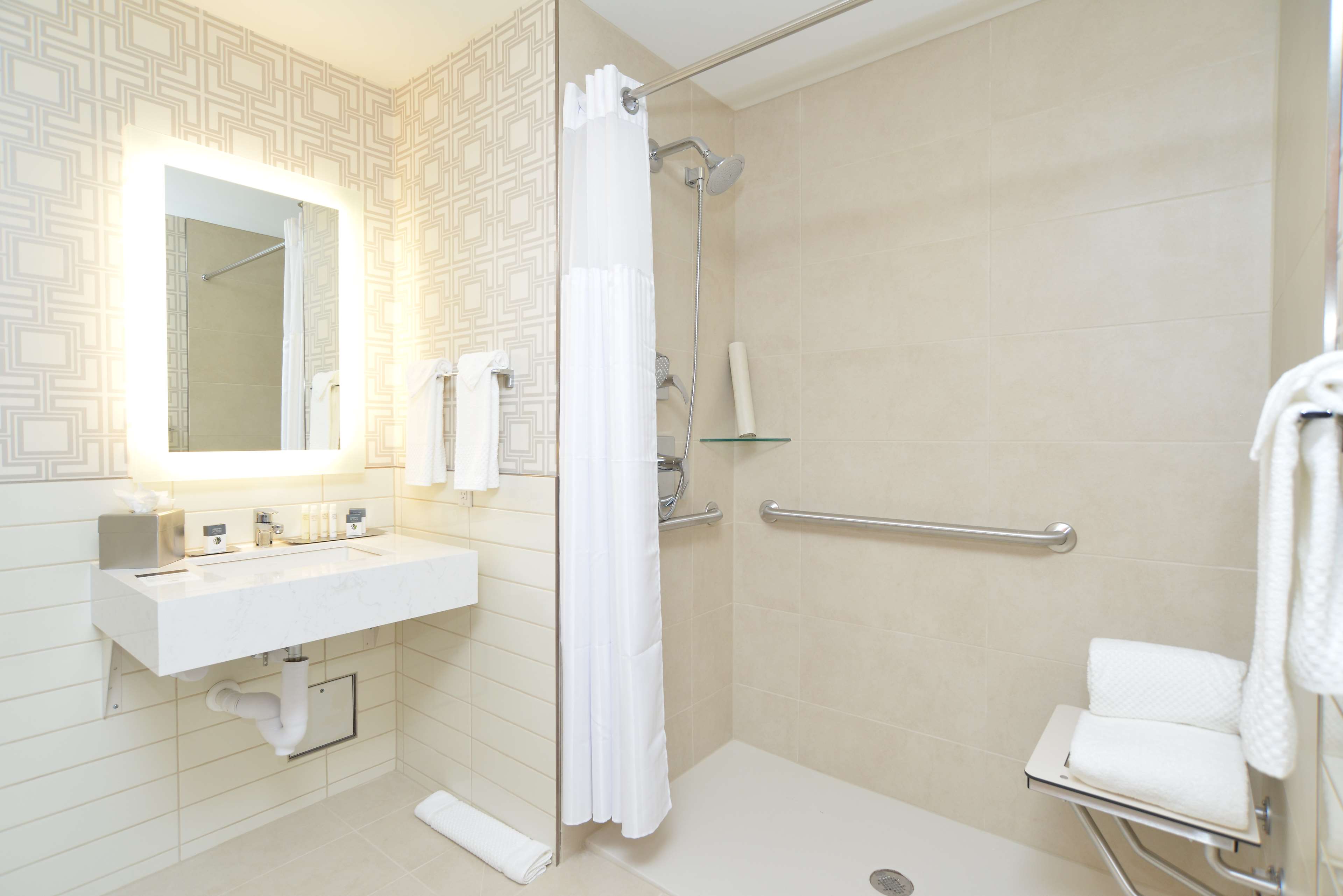 The Lismore Hotel Eau Claire - a DoubleTree by Hilton Hotel Room Type - 1 KG ACC RI SHWR NO SMOK