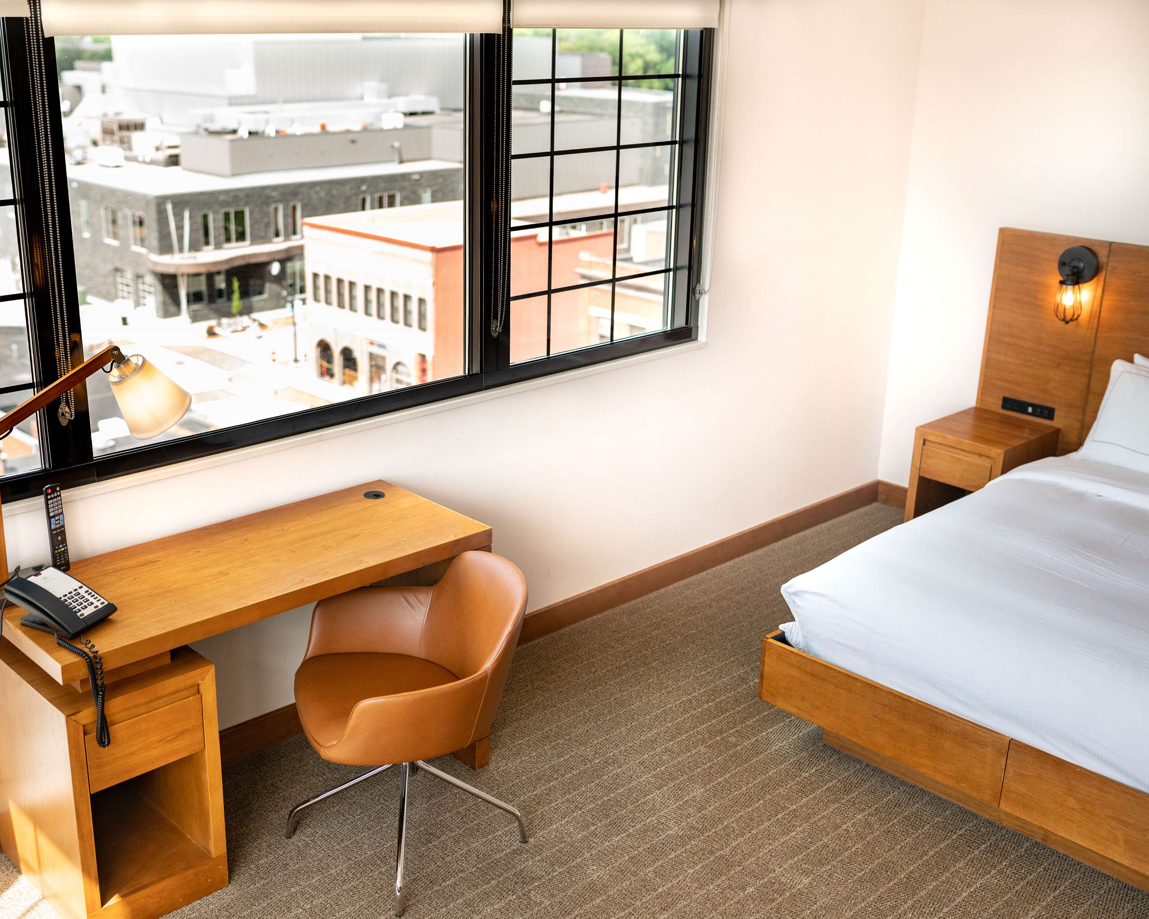 The Lismore Hotel Eau Claire - a DoubleTree by Hilton Hotel Room Type - 1 KING CORNER ROOM
