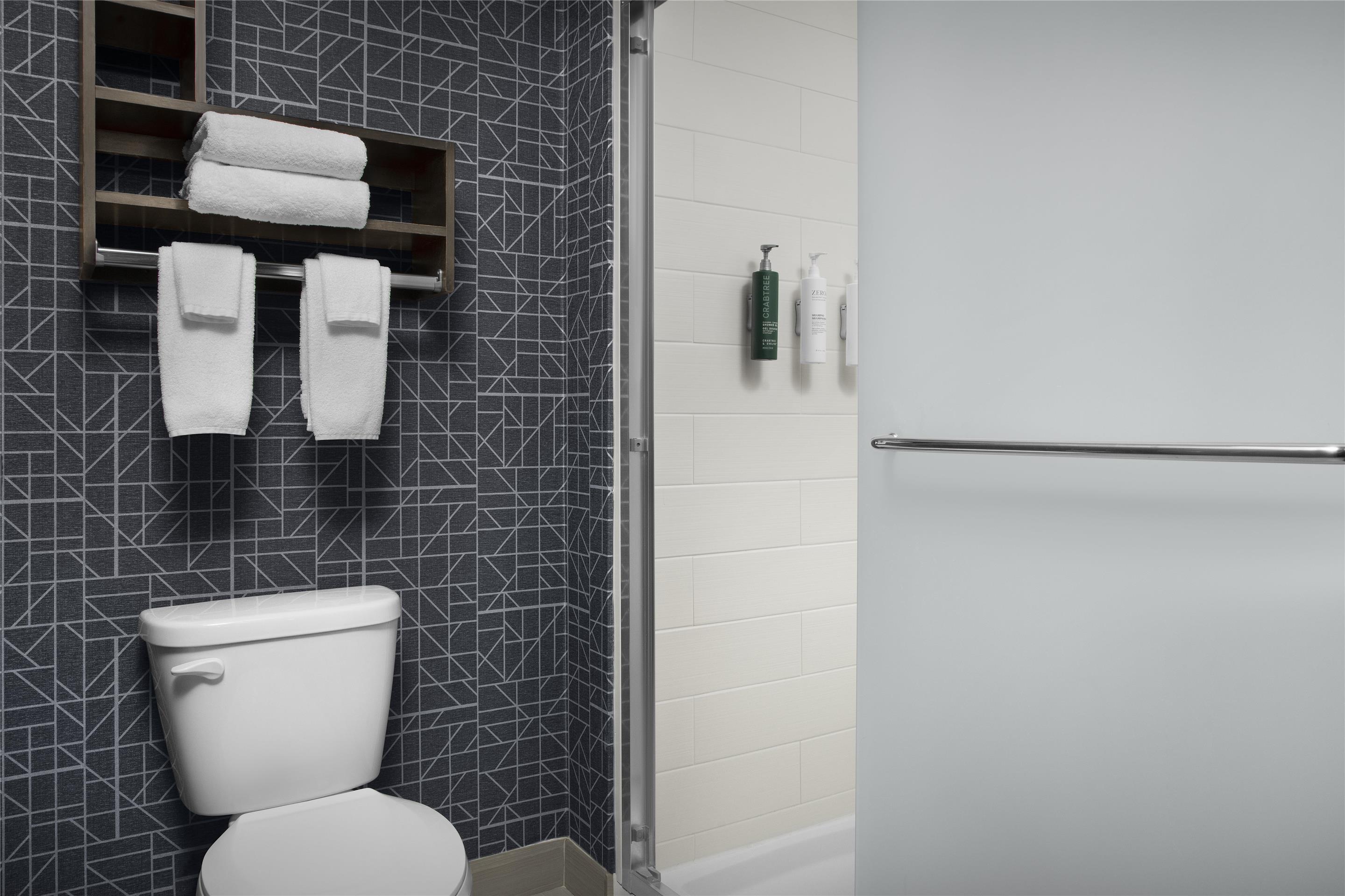 Guest room bath