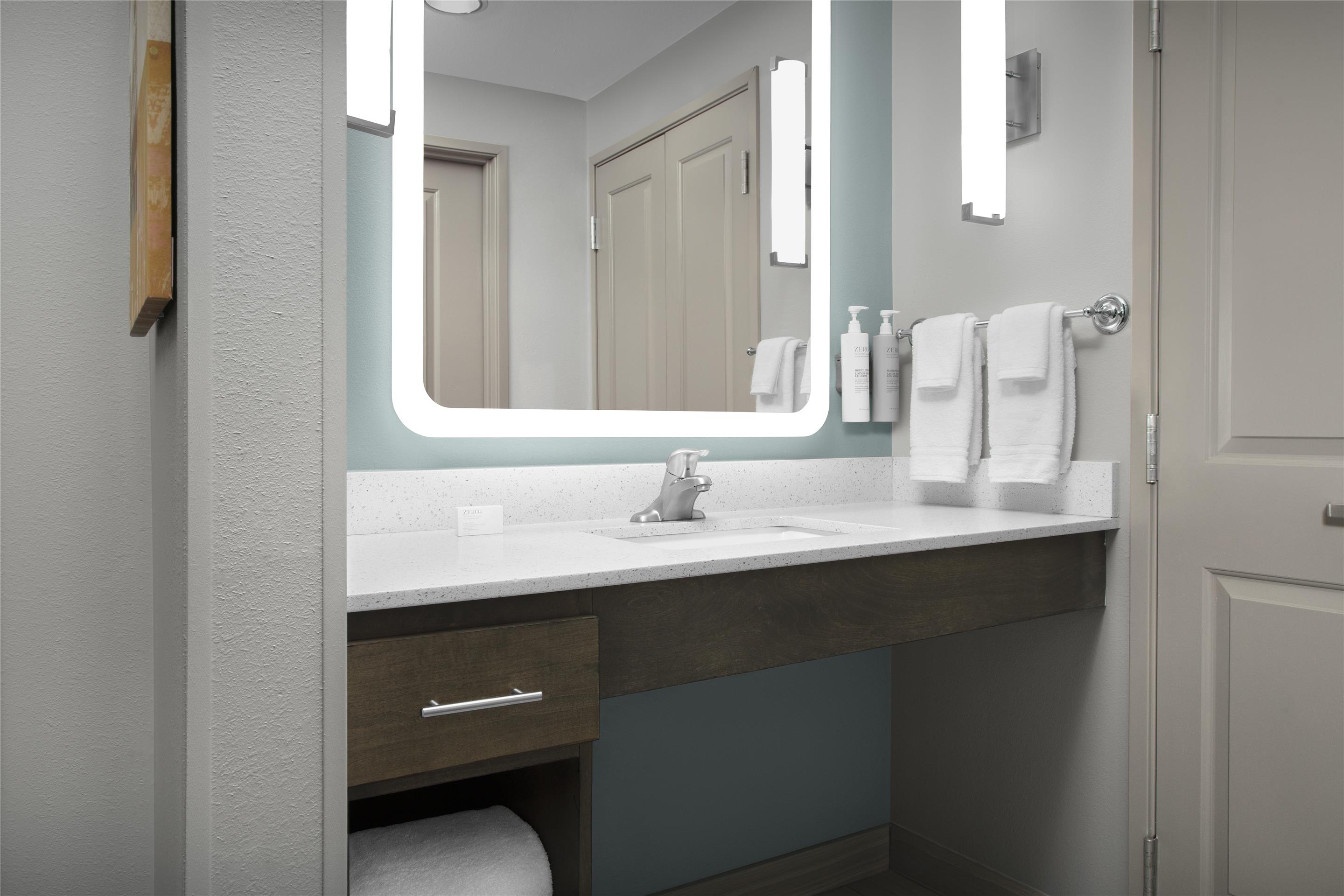 Guest room bath