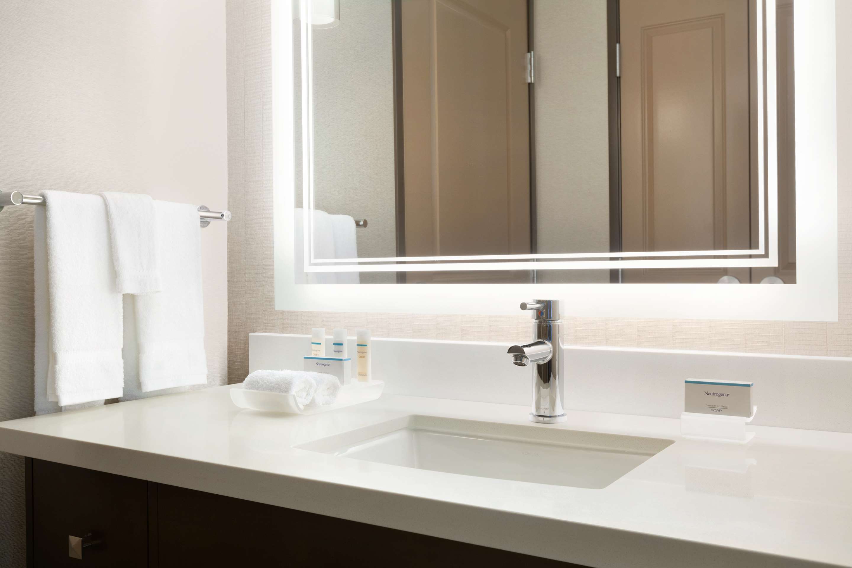 Guest room bath