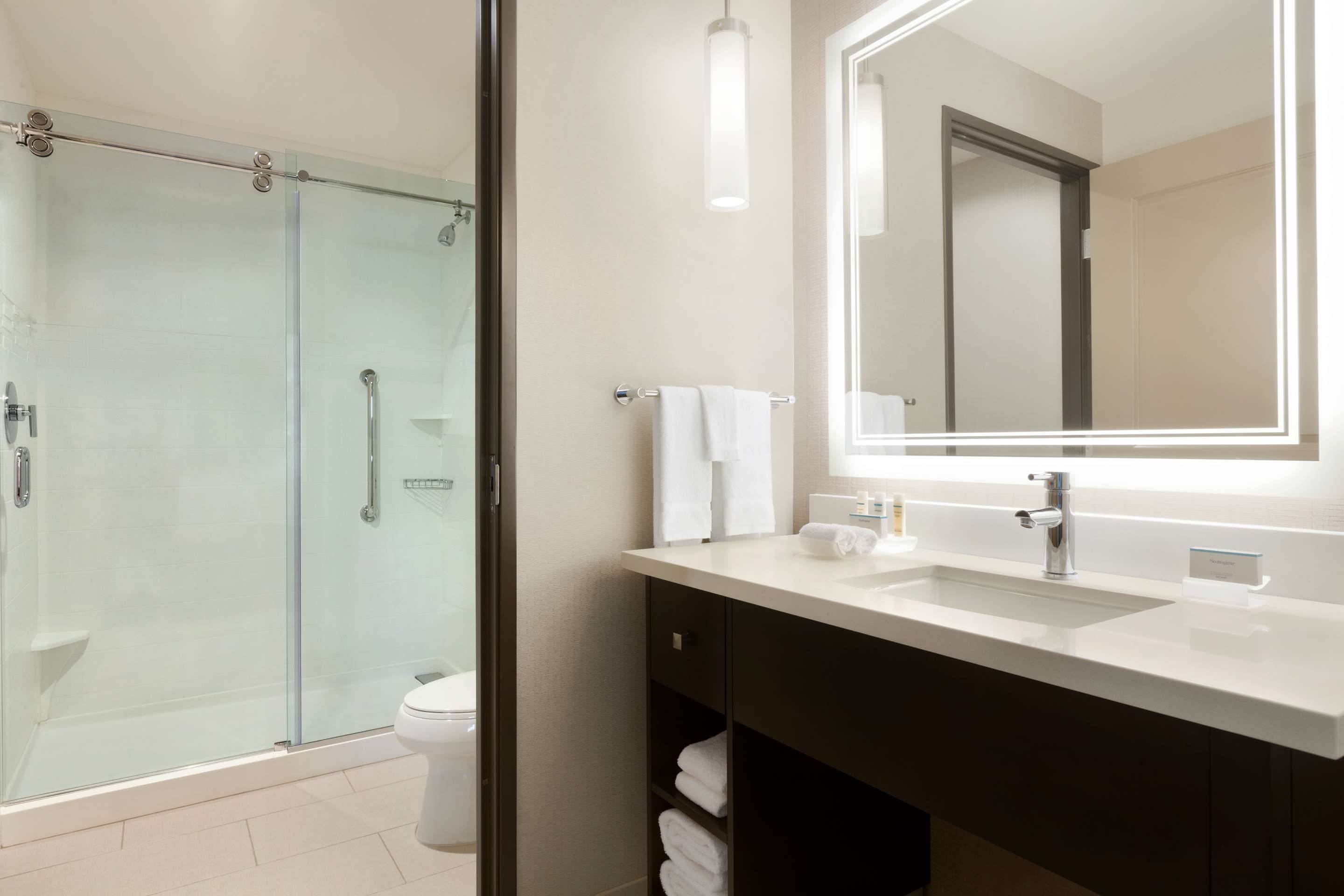 Guest room bath