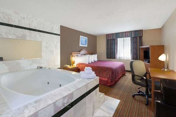 Suite - Days Inn Albion - I-94, Exit 121