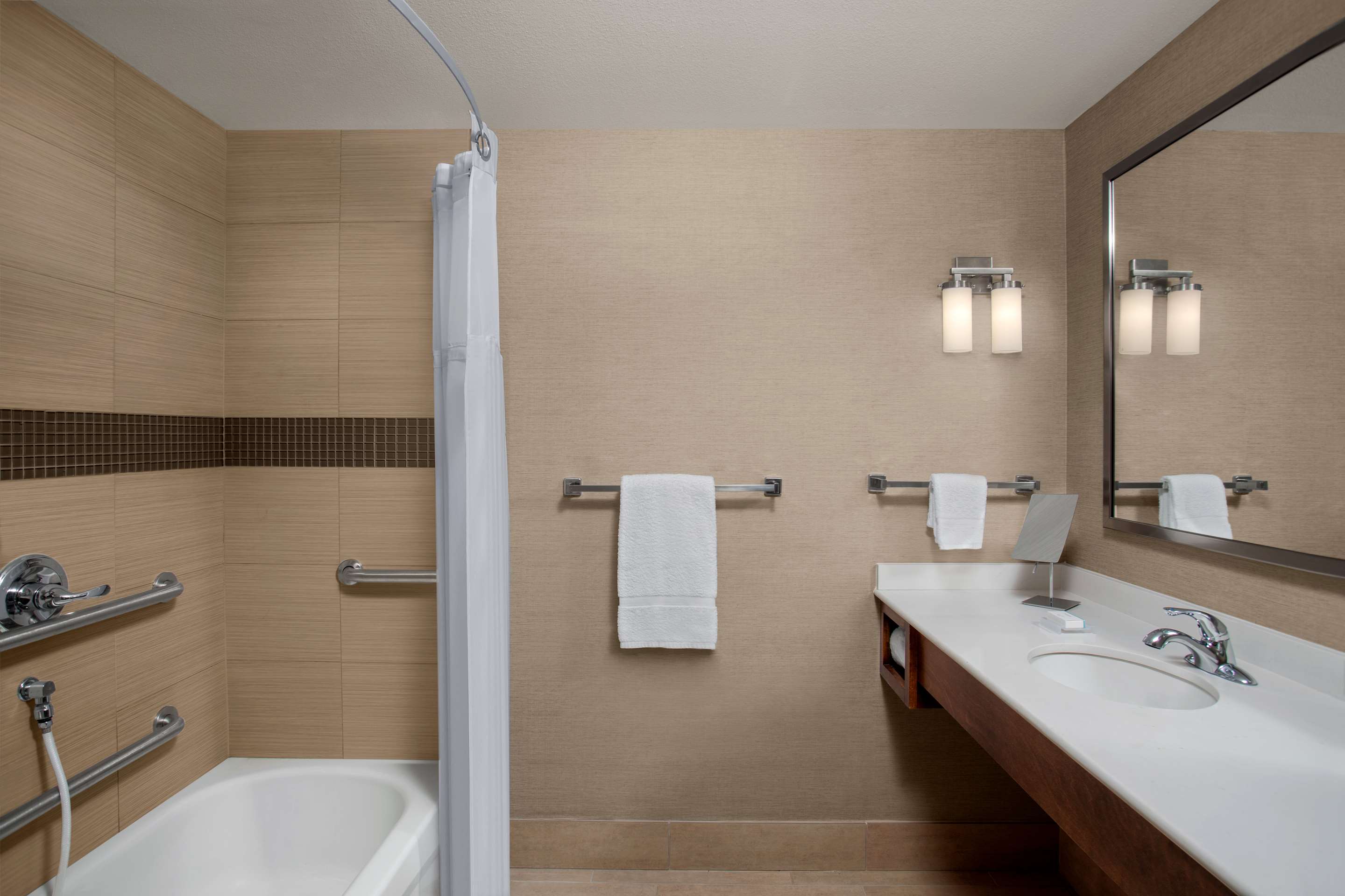 Guest room bath