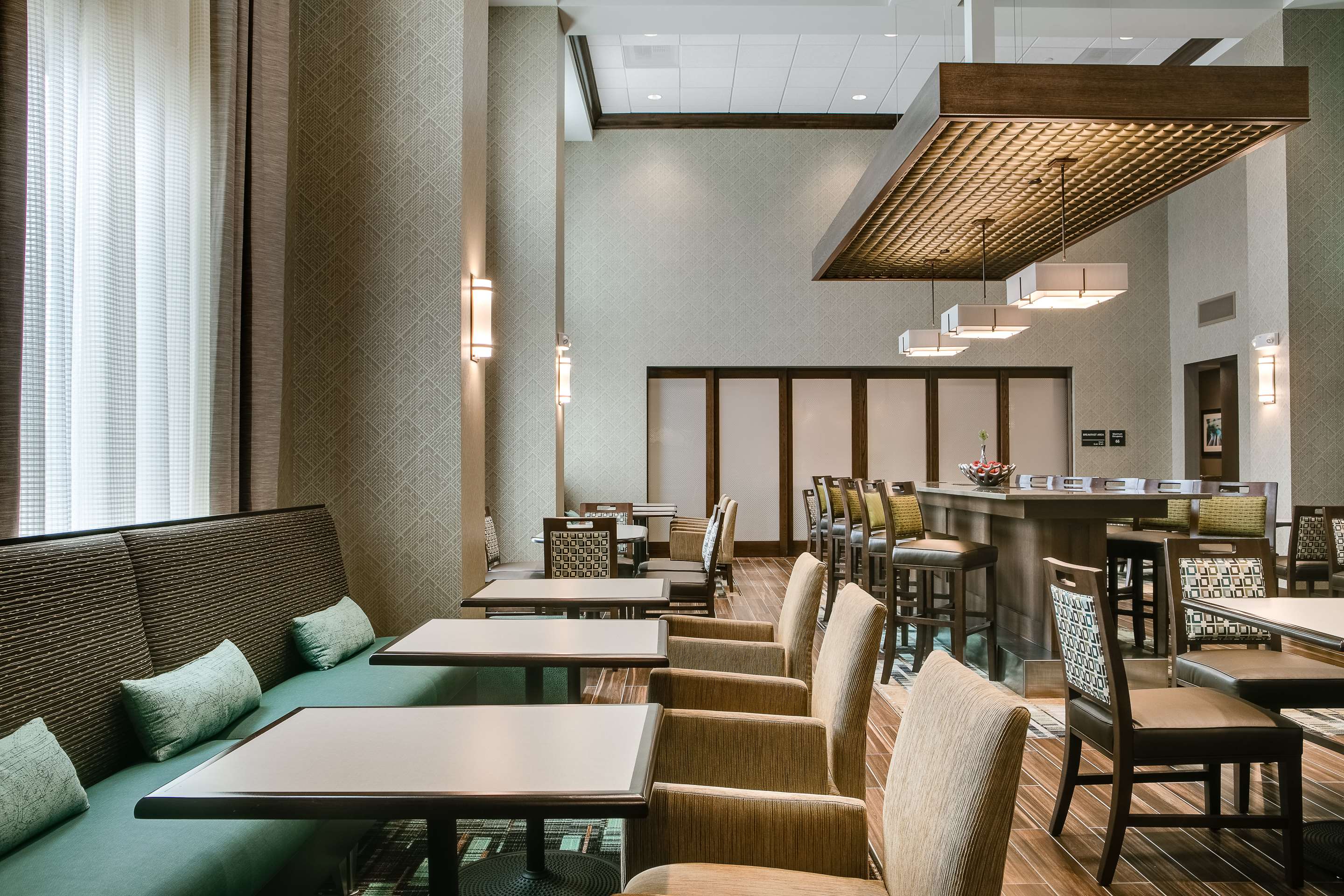 Reception | Hampton Inn & Suites Mason City