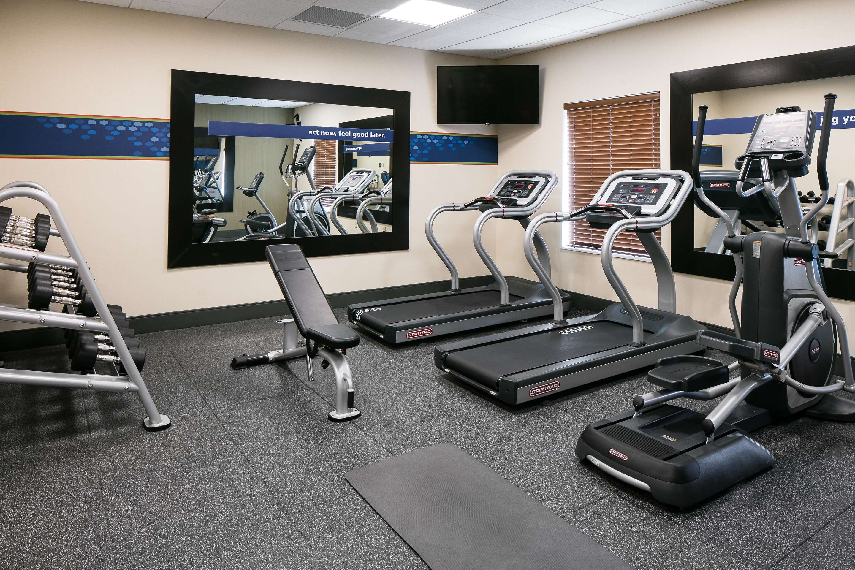 Health club fitness center gym | Hampton Inn & Suites Mason City