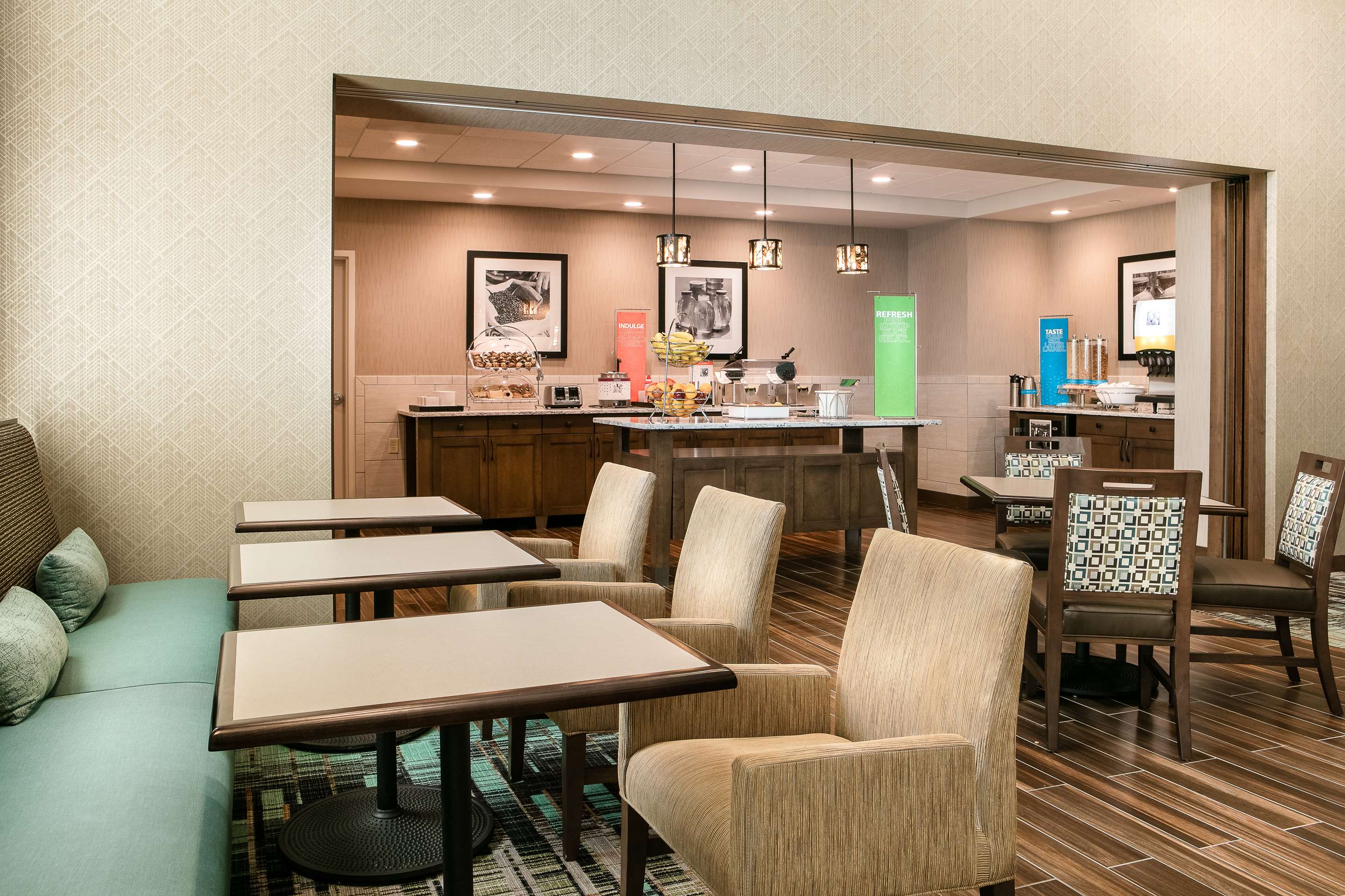 Restaurant | Hampton Inn & Suites Mason City
