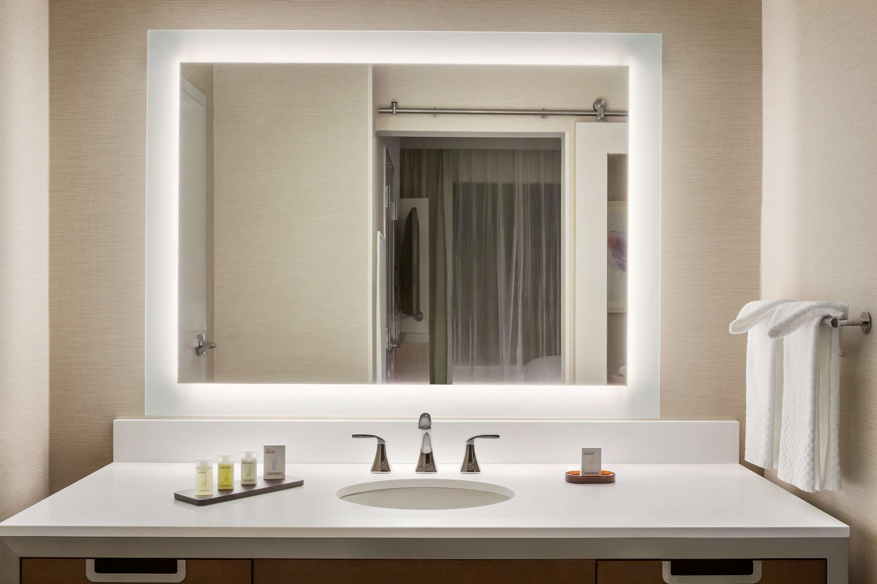 Guest room bath