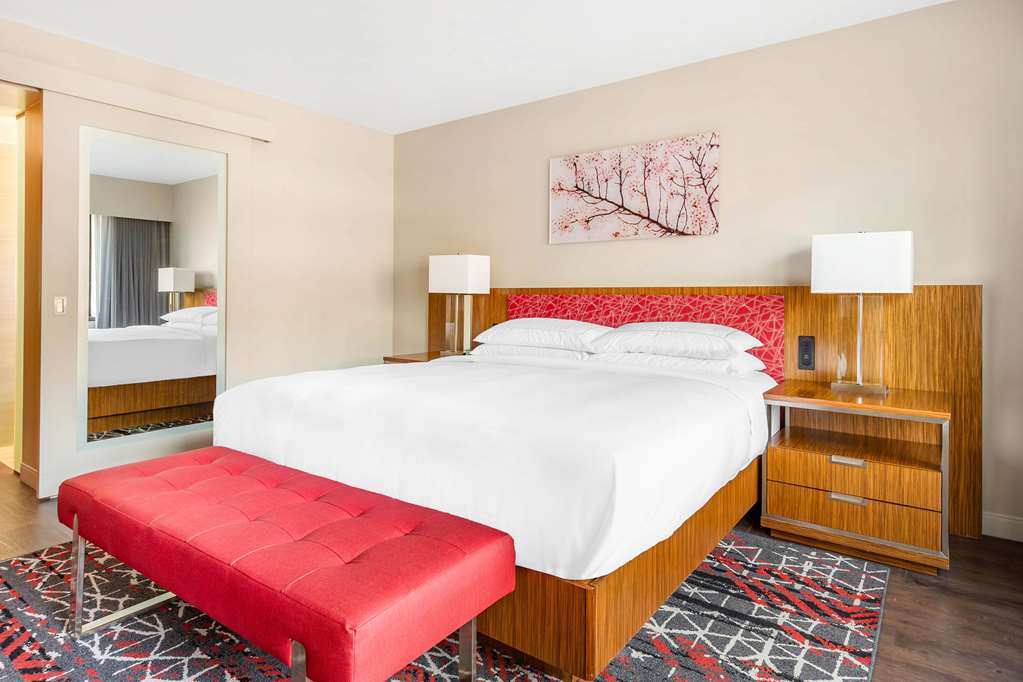 The District by Hilton Club Room Type - 1 BDRM KING SUITE ACC HEAR