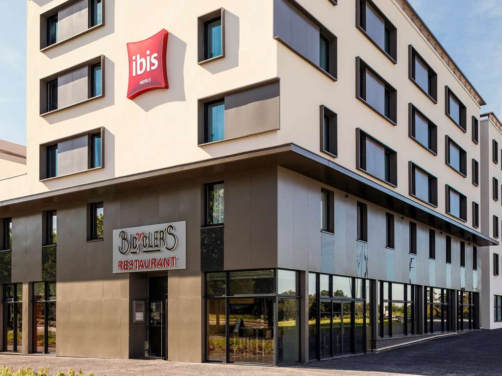 ibis Saint Quentin En Yvelines Velodrome - Tap to explore photos