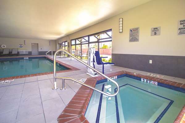 Pool - La Quinta Inn & Suites Pampa